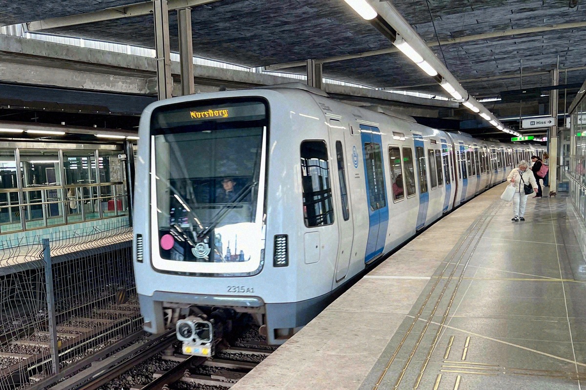 A train of the Stockholm Tunnelbana at the platform edge